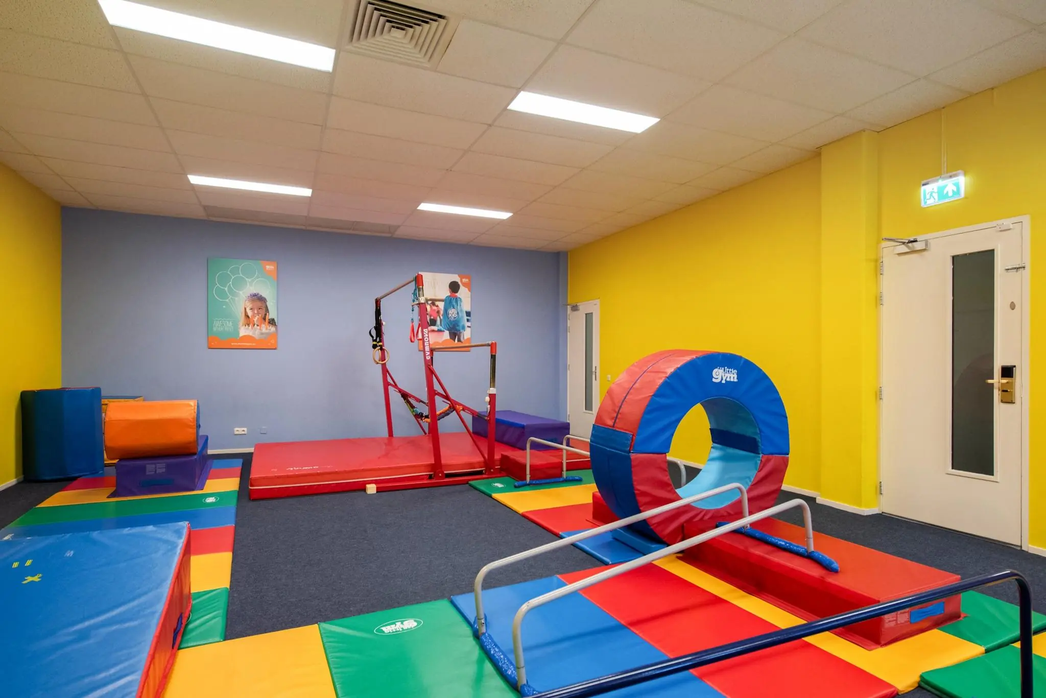 Speelruimte met kleurrijke zachte turntoestellen en klim- en klauterelementen voor kinderen in een zaal aan de Koningin Julianalaan.